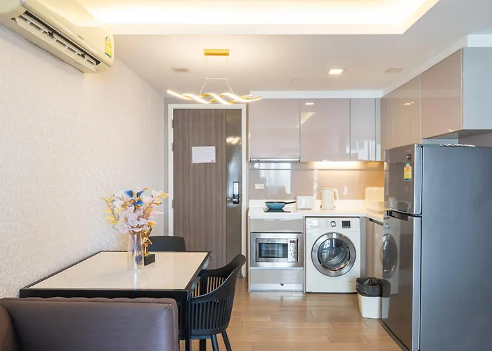 Dazzle Sukhumvit 7 By Lefoyer